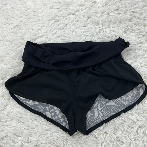 Lululemon Flip Out Boardshort Black / Beachy Floral White Fossil - Picture 1 of 6